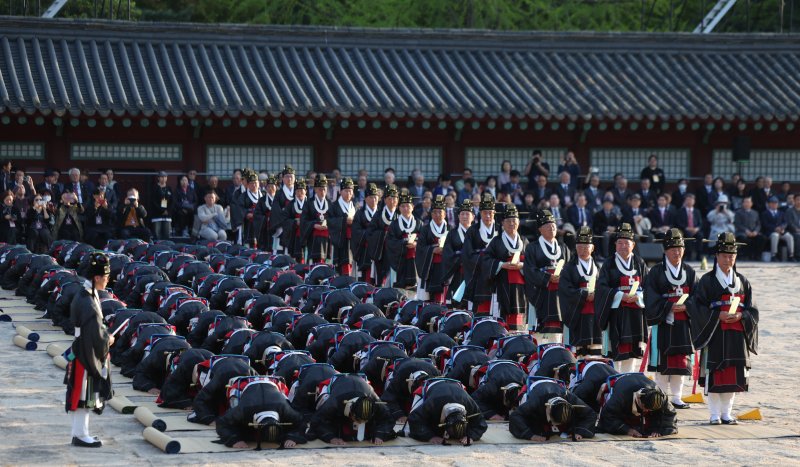 [서울=뉴시스] 김선웅 기자 = 20일 서울 종로구 종묘에서 신주 환안으로 종묘 정전 보수가 모두 완료 되었음을 고하는 제사 고유제가 진행되고 있다. 2025.04.20. mangusta@newsis.com