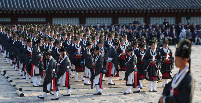 [서울=뉴시스] 김선웅 기자 = 20일 서울 종로구 종묘에서 신주 환안으로 종묘 정전 보수가 모두 완료 되었음을 고하는 제사 고유제가 진행되고 있다. 2025.04.20. mangusta@newsis.com