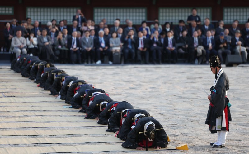 [서울=뉴시스] 김선웅 기자 = 20일 서울 종로구 종묘에서 신주 환안으로 종묘 정전 보수가 모두 완료 되었음을 고하는 제사 고유제가 진행되고 있다. 2025.04.20. mangusta@newsis.com