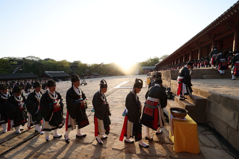 [서울=뉴시스] 김선웅 기자 = 20일 서울 종로구 종묘에서 신주 환안으로 종묘 정전 보수가 모두 완료 되었음을 고하는 제사 고유제가 진행되고 있다. 2025.04.20. mangusta@newsis.com