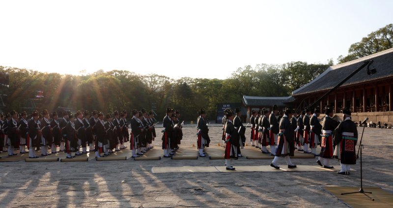 [서울=뉴시스] 김선웅 기자 = 20일 서울 종로구 종묘에서 신주 환안으로 종묘 정전 보수가 모두 완료 되었음을 고하는 제사 고유제가 진행되고 있다. 2025.04.20. mangusta@newsis.com