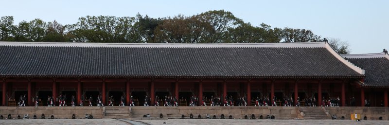 [서울=뉴시스] 김선웅 기자 = 20일 서울 종로구 종묘에서 신주 환안으로 종묘 정전 보수가 모두 완료 되었음을 고하는 제사 고유제가 진행되고 있다. 2025.04.20. mangusta@newsis.com