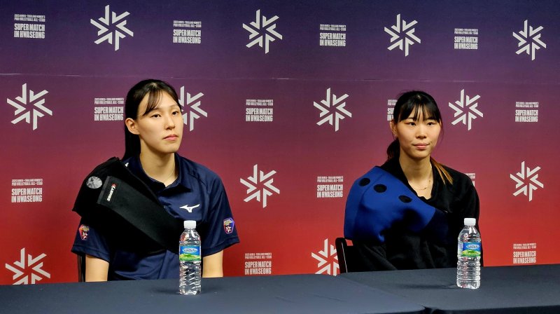 한국 올스타에 선발돼 2경기 모두 활약한 정윤주(오른쪽)와 이선우. /뉴스1 ⓒ 뉴스1 김도용 기자