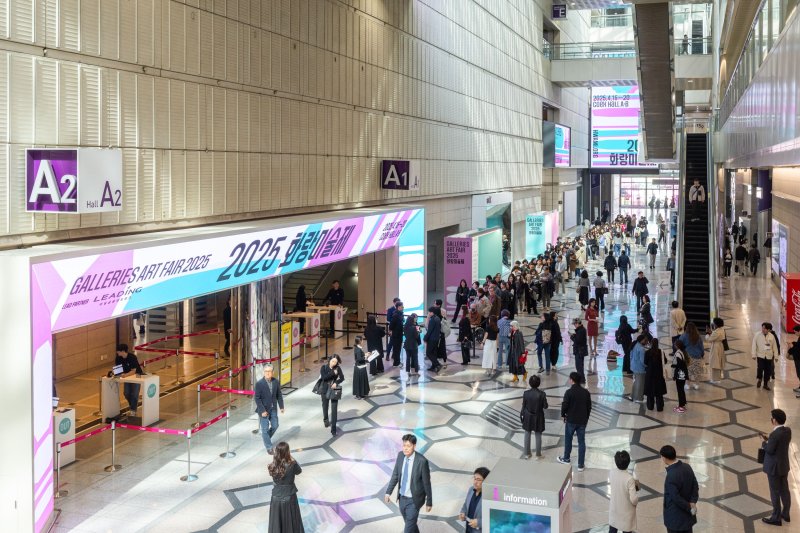 16일 오후 2025화랑미술제 VIP데이에 관람객이 몰려 대기줄이 길게 늘어서 있다. *재판매 및 DB 금지
