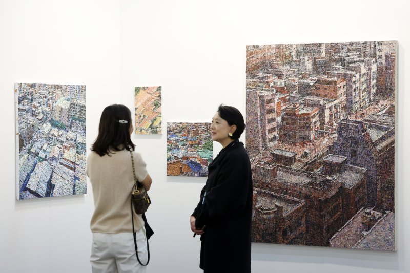 [서울=뉴시스] 박진희 기자 = 원혜경 선화랑 대표가 16일 서울 강남구 코엑스에서 열린 제43회 화랑미술제 VIP 프리뷰 행사에 방문한 관람객과 대화를 나누고 있다. 2025 화랑미술제는 지난해 참여한 156개 갤러리를 넘어 역대 최대 규모로, 168개 국내 갤러리가 참여한다. 2025.04.16. pak7130@newsis.com