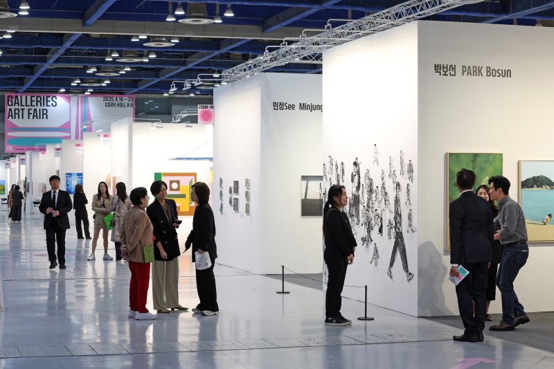 [서울=뉴시스] 박진희 기자 = 한국화랑협회는 16일 서울 강남구 코엑스에서 제43회 화랑미술제 VIP 프리뷰 행사를 갖고 국내 정상급 갤러리들의 작품을 선보이고 있다. 2025 화랑미술제는 지난해 참여한 156개 갤러리를 넘어 역대 최대 규모로, 168개 국내 갤러리가 참여한다. 2025.04.16. pak7130@newsis.com