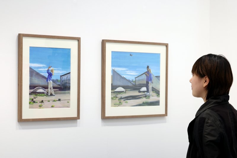 [서울=뉴시스] 박진희 기자 = 국제 갤러리는 16일 서울 강남구 코엑스에서 열린 제43회 화랑미술제 VIP 프리뷰 행사에 박지나 작가의 수채화 작품을 선보이고 있다. 2025 화랑미술제는 지난해 참여한 156개 갤러리를 넘어 역대 최대 규모로, 168개 국내 갤러리가 참여한다. 2025.04.16. pak7130@newsis.com