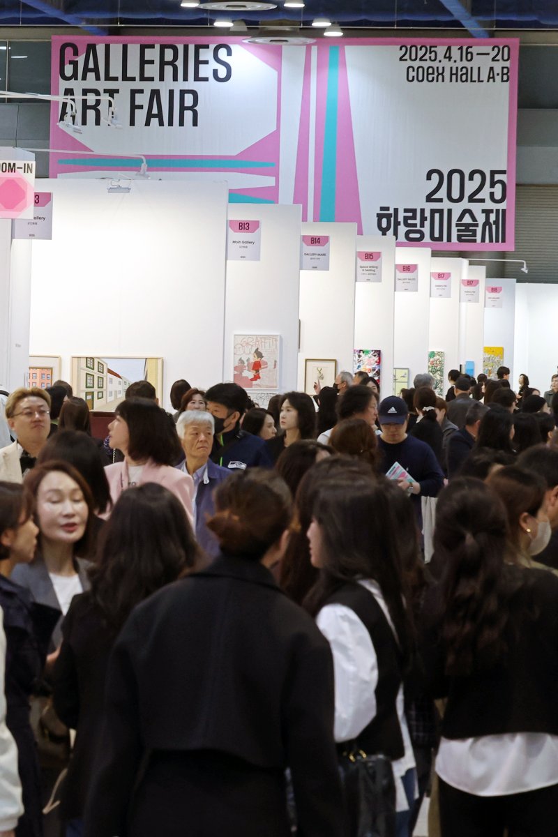 [서울=뉴시스] 박진희 기자 = 한국화랑협회는 16일 서울 강남구 코엑스에서 제43회 화랑미술제 VIP 프리뷰 행사를 갖고 국내 정상급 갤러리들의 작품을 선보이고 있다. 2025 화랑미술제는 지난해 참여한 156개 갤러리를 넘어 역대 최대 규모로, 168개 국내 갤러리가 참여한다. 2025.04.16. pak7130@newsis.com