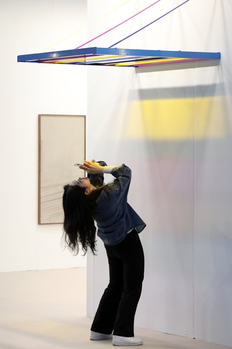 '화랑미술제' 43년의 전통의 국내 최장수 아트페어[서울=뉴시스] 박진희 기자 = 한국화랑협회는 16일 서울 강남구 코엑스에서 제43회 화랑미술제 VIP 프리뷰 행사를 갖고 국내 정상급 갤러리들의 작품을 선보이고 있다. 2025 화랑미술제는 지난해 참여한 156개 갤러리를 넘어 역대 최대 규모로, 168개 국내 갤러리가 참여한다. 2025.04.16. pak7130@newsis.com