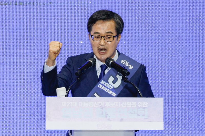 김동연 더불어민주당 대선 경선 후보가 20일 오후 경남 울산전시컨벤션센터에서 열린 영남권 합동연설회에 참석해 정견발표를 하고 있다. 2025.4.20/뉴스1 ⓒ News1 안은나 기자