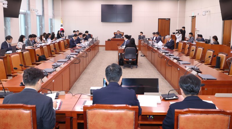 [서울=뉴시스] 조성봉 기자= 김원이 국회 산자위 산업통상자원특허 소위원장이 8일 오전 서울 여의도 국회에서 열린 산업통상자원중소벤처기업위원회 제1차 산업통상자원특허 소위원회에서 회의를 주재하고 있다. 2025.04.08. suncho21@newsis.com