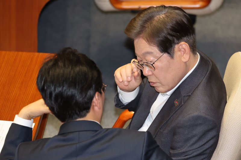 [서울=뉴시스] 권창회 기자 = 사진은 이재명 제21대 대통령 선거 더불어민주당 경선 후보가 지난 17일 서울 여의도 국회에서 열린 제424회 국회(임시회) 제5차 본회의에서 김민석 최고위원과 대화를 나누고 있는 모습. 2025.04.17. kch0523@newsis.com