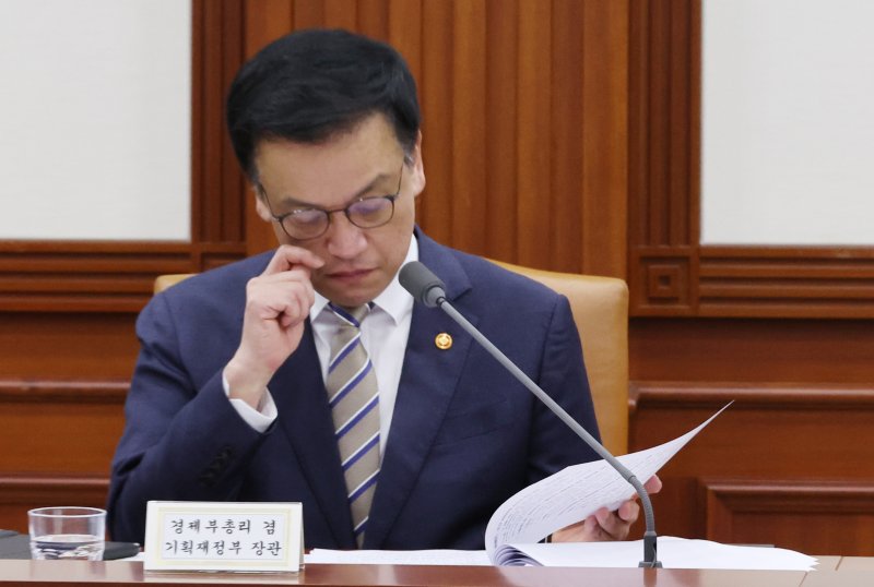 [서울=뉴시스] 김명원 기자 = 사진은 최상목 경제부총리 겸 기획재정부 장관이 지난 15일 오전 서울 종로구 정부서울청사에서 열린 경제관계장관회의 겸 산업경쟁력강화 관계장관회의에 참석해 자료를 살펴보며 안경을 고쳐쓰고 있는 모습. 2025.04.15. kmx1105@newsis.com