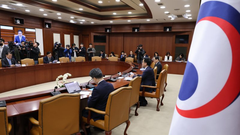 [서울=뉴시스] 김명원 기자 = 사진은 최상목 경제부총리 겸 기획재정부 장관이 지난 15일 오전 서울 종로구 정부서울청사에서 열린 경제관계장관회의 겸 산업경쟁력강화 관계장관회의에 참석해 발언하고 있는 모습. 2025.04.15. kmx1105@newsis.com