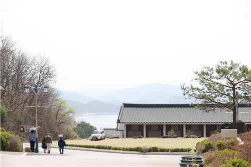 이재민 임시주거시설에 찾아온 봄 (출처=연합뉴스)