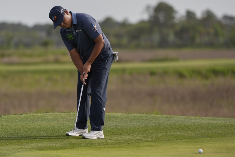 [힐턴헤드아일랜드=AP/뉴시스] 김시우가 20일(현지 시간) 미 사우스캐롤라이나주 힐턴헤드 아일랜드의 하버타운 골프링크스에서 열린 미국프로골프(PGA) 투어 RBC 헤리티지 최종 라운드 18번 홀에서 퍼트하고 있다. 전날 선두였던 김시우는 최종 합계 12언더파 272타 공동 8위로 대회를 마쳤다. 2025.04.21.