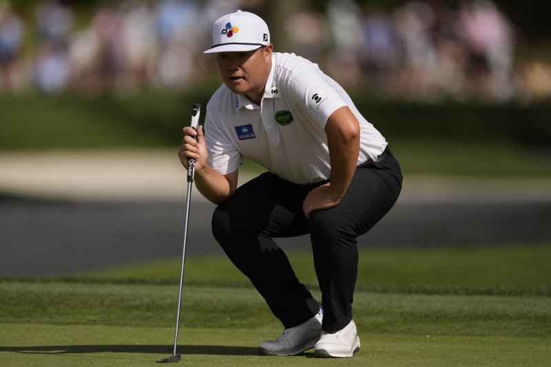 [힐턴헤드아일랜드=AP/뉴시스] 임성재가 18일(현지 시간) 미 사우스캐롤라이나주 힐턴헤드 아일랜드의 하버타운 골프링크스에서 열린 미국프로골프(PGA) 투어 RBC 헤리티지 2라운드 16번 그린에서 퍼팅 준비를 하고 있다. 임성재는 중간 합계 4언더파 138타 공동 31위를 기록했다. 2025.04.19.