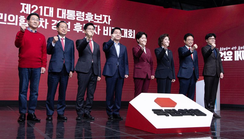 18일 오후 서울 강서구 ASSA아트홀에서 열린 '제21대 대통령후보자 국민의힘 1차 경선 후보자 비전대회' 에 참석한 후보들이 기념 촬영을 하고 있다. 왼쪽부터 유정복, 홍준표, 김문수, 안철수, 양향자, 나경원, 이철우, 한동훈 후보. 2025.4.18/뉴스1 ⓒ News1 이재명 기자