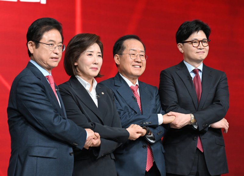 이철우(왼쪽부터), 나경원, 홍준표, 한동훈 국민의힘 대선 경선 후보들이 20일 오후 서울 강서구 ASSA아트홀에서 열린 제21대 대통령 후보자 1차 경선 B조 토론회에서 기념촬영을 하고 있다. 2025.4.20/뉴스1 ⓒ News1 국회사진취재단