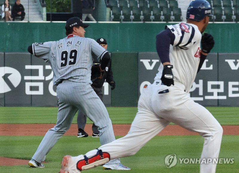 송구하는 류현진 (출처=연합뉴스)