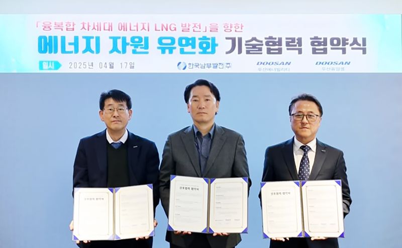 17일 세종시 소재 신세종빛드림본부에서 열린 협약식에서 김덕수 두산에너빌리티 상무, 신춘호 한국남부발전 본부장, 이승준 두산퓨얼셀 상무(왼쪽부터)가 포즈를 취하고 있다. 두산퓨얼셀 제공