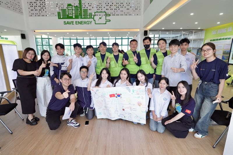 지난 15일 베트남 타인호아성 '기후변화 대응 교육센터'에서 현대엔지니어링 글로벌 봉사단과 학생들이 기념촬영을 하고 있다. 현대엔지니어링 제공