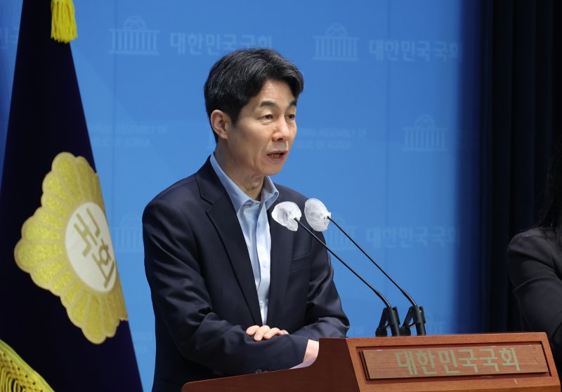 [서울=뉴시스] 고승민 기자 = 윤건영 더불어민주당 의원이 13일 서울 여의도 국회 소통관에서 경호처 내부 제보 관련 기자회견을 하고 있다. 2025.01.13. kkssmm99@newsis.com