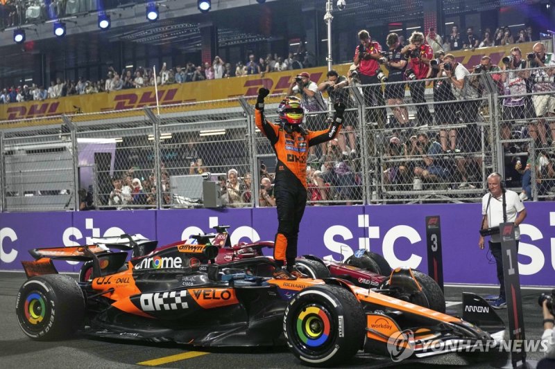 머신 위에 올라가 우승을 기뻐하는 오스카 피아스트리 (출처=연합뉴스)