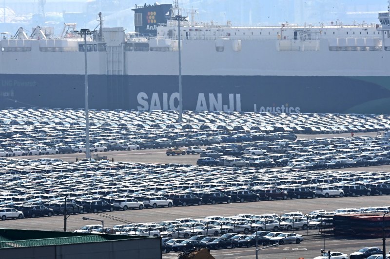 [평택=뉴시스] 김종택 기자 = 경기 평택항 자동차 전용부두에 선적을 기다리는 수출용 차량이 세워져 있다. 2025.04.03. jtk@newsis.com