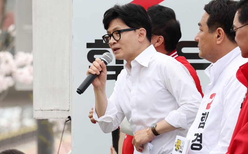 [광주(경기)=뉴시스] 추상철 기자 = 한동훈 국민의힘 비상대책위원장이 8일 오전 경기 광주시 태전지구에서 열린 ‘국민의힘으로 광주 살리기’ 지원유세에서 함경우 광주시갑, 황명주 광주시을 후보의 지지를 호소하고 있다. 2024.04.08. scchoo@newsis.com