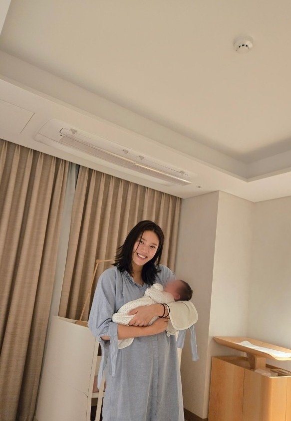 '이규혁♥' 손담비, 생후 10일된 딸 공개…오똑한 콧날