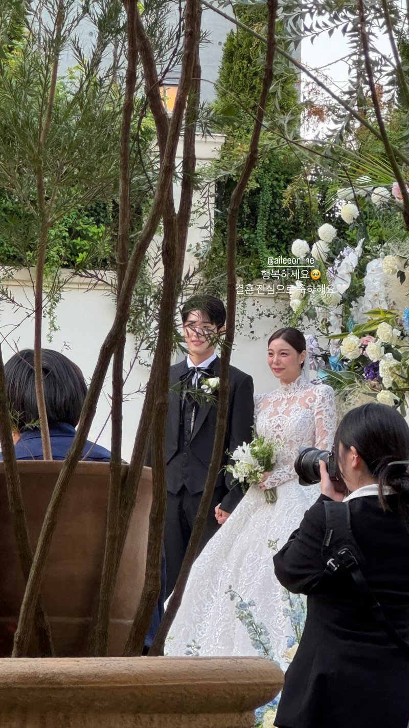 에일리♥최시훈, 결혼식 현장 공개…화려한 꽃이 가득