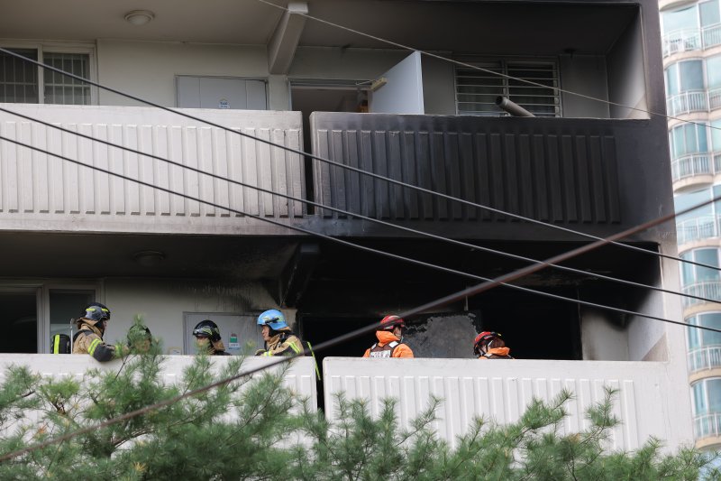 21일 서울 관악구 봉천동의 한 아파트에서 불이 나 소방대원들이 진화작업 후 현장을 확인하고 있다. 2025.4.21/뉴스1 ⓒ News1 박정호 기자