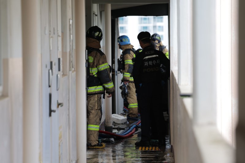 21일 서울 관악구 봉천동의 한 아파트에서 불이 나 소방대원 및 과학수사대가 진화작업 후 현장을 확인하고 있다.2025.4.21/뉴스1 ⓒ News1 박정호 기자