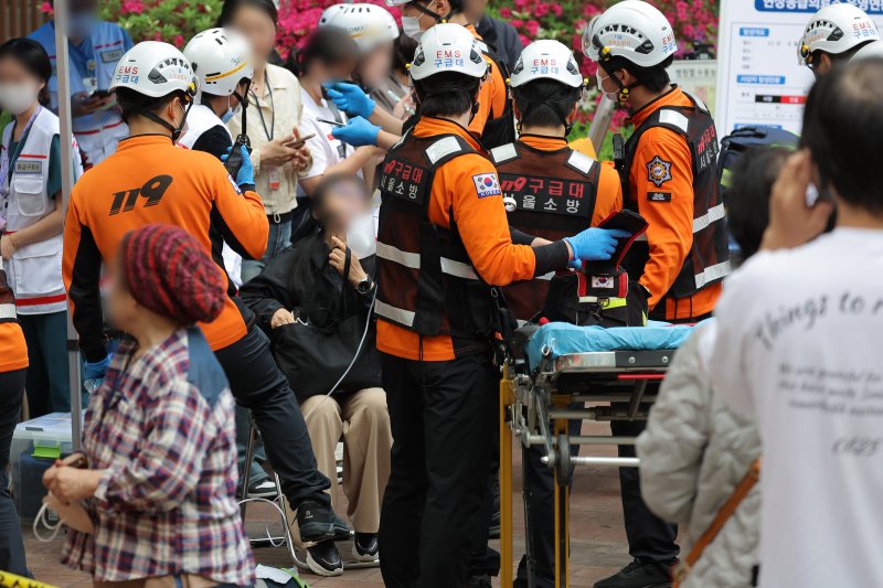 21일 서울 관악구 봉천동의 한 아파트에서 불이 나 구조대원들이 부상자들을 응급조치하고 있다. 2025.4.21/뉴스1 ⓒ News1 박정호 기자