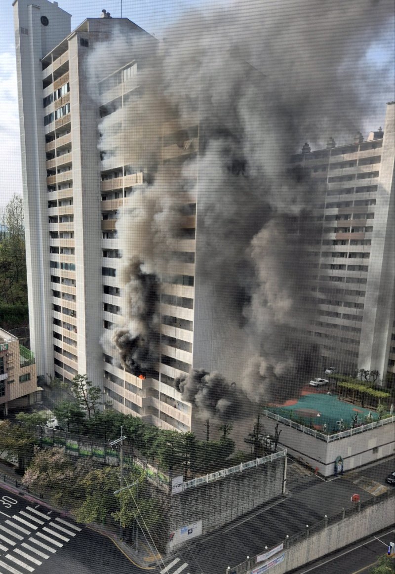 21일 오전 8시 17분쯤 서울 관악구 봉천동의 21층 규모 아파트에서 불이 나고 있다. (독자 제공. 재판매 및 DB금지) 2025.4.21/뉴스1
