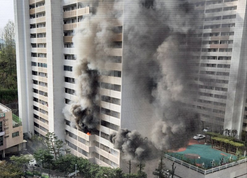 21일 오전 8시 17분쯤 서울 관악구 봉천동의 21층 규모 아파트에서 불이 나고 있다. (독자 제공. 재판매 및 DB금지) 2025.4.21/뉴스1