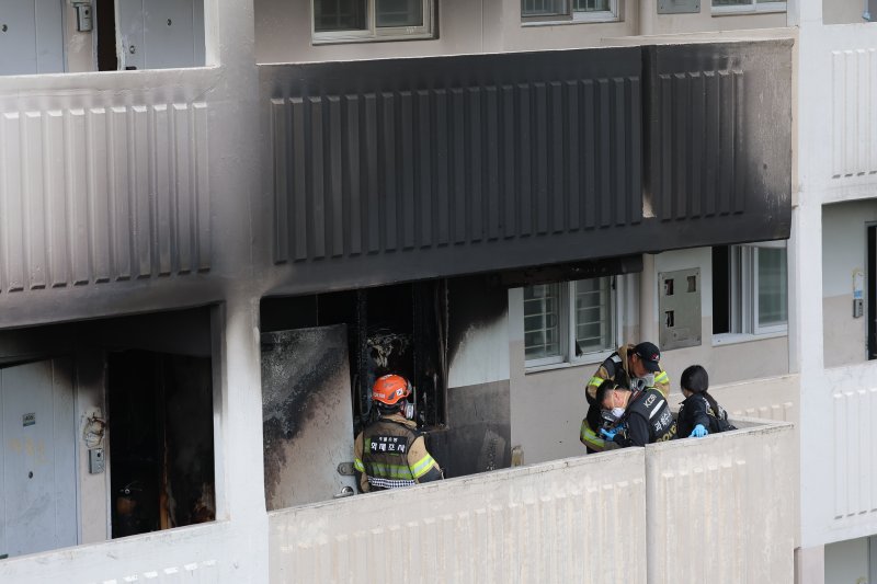 21일 서울 관악구 봉천동의 한 아파트에서 불이 나 소방대원 및 과학수사대가 진화작업 후 현장을 확인하고 있다. 2025.4.21/뉴스1 ⓒ News1 박정호 기자