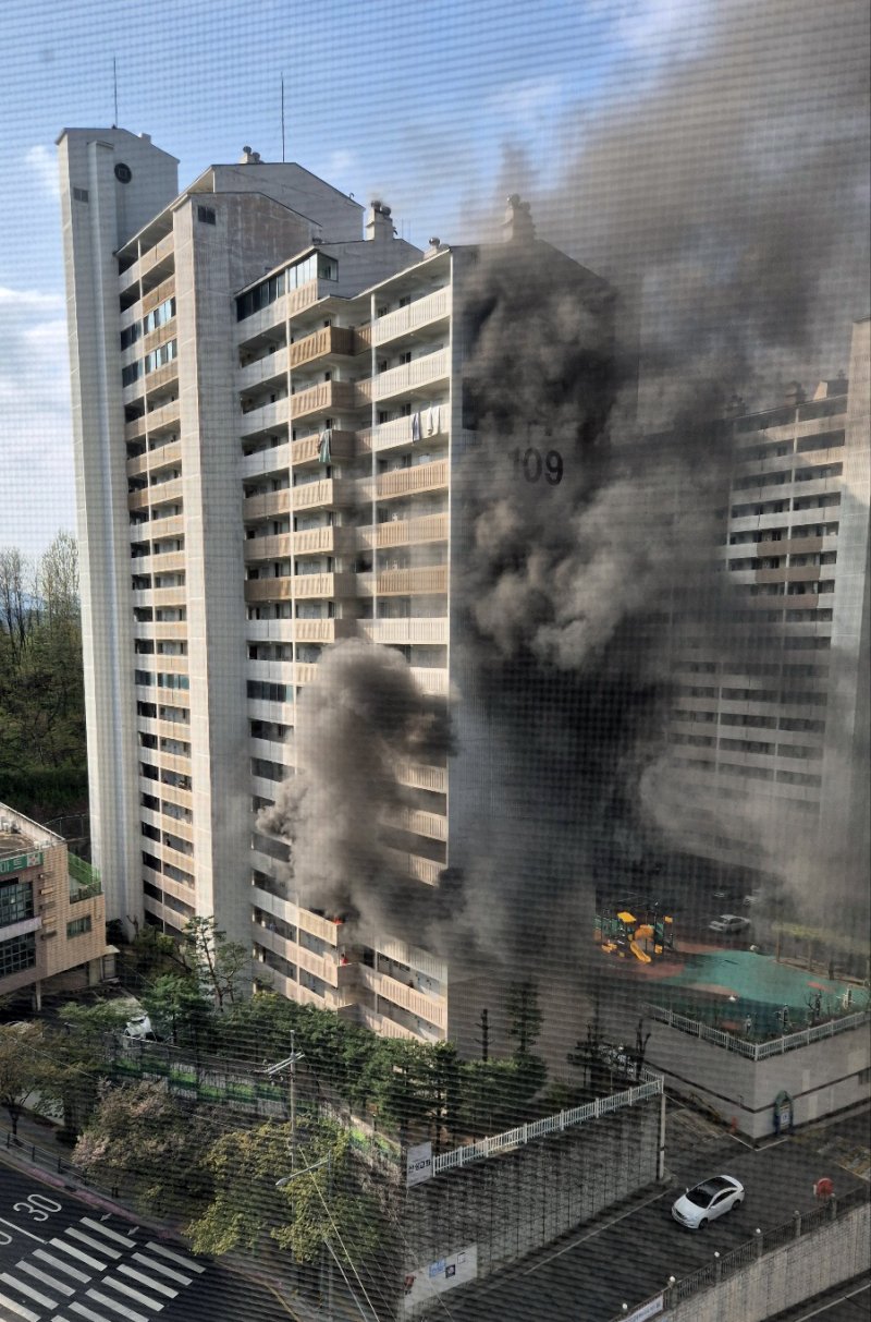 21일 오전 8시 17분쯤 서울 관악구 봉천동의 21층 규모 아파트에서 불이 나고 있다. (독자 제공. 재판매 및 DB금지) 2025.4.21/뉴스1