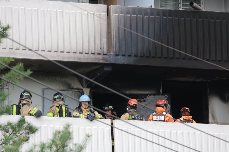 21일 서울 관악구 봉천동의 한 아파트에서 불이 나 소방대원들이 진화작업 후 현장을 확인하고 있다. 2025.4.21/뉴스1 ⓒ News1 박정호 기자