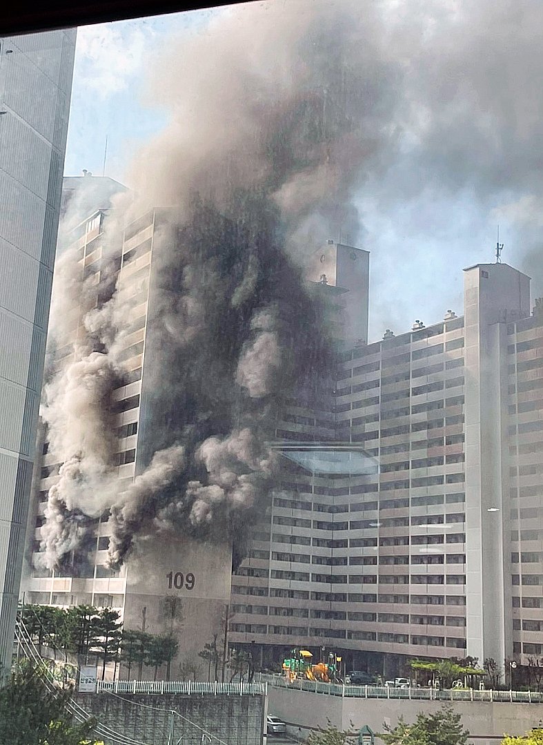 21일 오전 8시 17분쯤 서울 관악구 봉천동의 21층 규모 아파트에서 불이 나 소방당국이 화재 진압 작업을 하고 있다. (독자 제공.재판매 및 DB금지) 2025.4.21/뉴스1