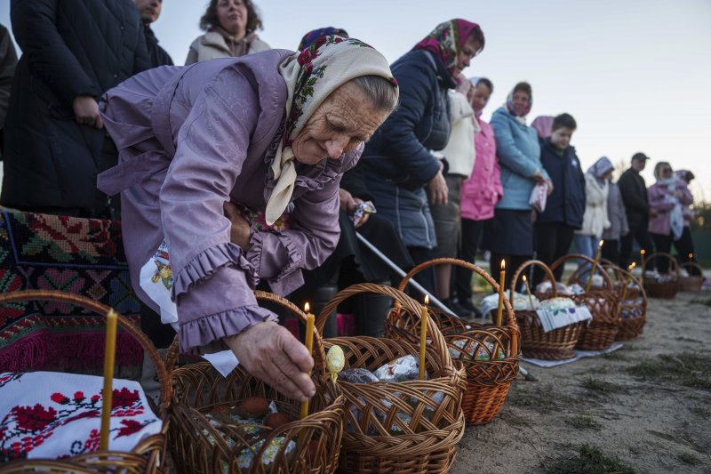 [크라스네=AP/뉴시스] 20일(현지 시간) 우크라이나 크라스네 마을에서 열린 정교회 부활절 행사 중 한 할머니가 축복받을 부활절 바구니를 준비하고 있다. 2025.04.21.
