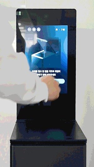 텀블러 세척기 '마이컵'으로 텀블러를 세척하는 모습. (사진제공 = LG전자)