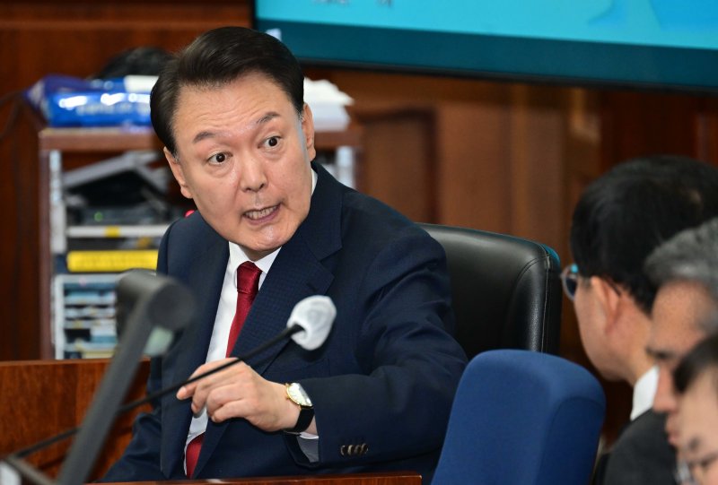 12·3 비상계엄을 선포해 내란 우두머리 혐의로 재판에 넘겨진 윤석열 전 대통령이 21일 오전 서울 서초구 서울중앙지법 417호 법정에 앉아 변호인단과 대화를 하고 있다. 2025.4.21/뉴스1 ⓒ News1 사진공동취재단