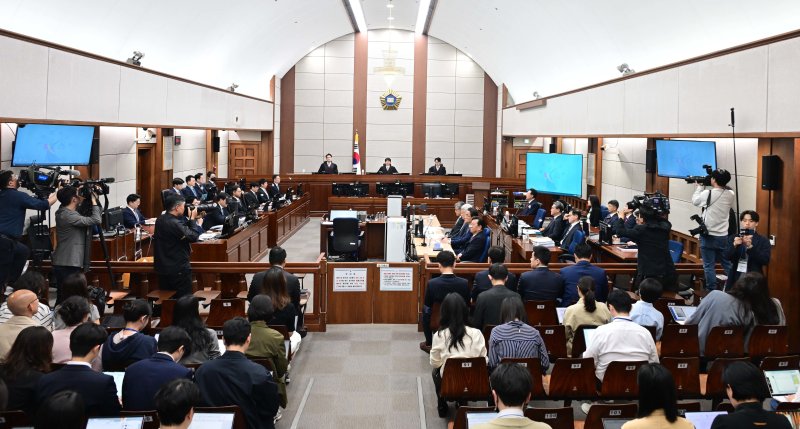 12·3 비상계엄을 선포해 내란 우두머리 혐의로 재판에 넘겨진 윤석열 전 대통령이 21일 오전 서울 서초구 서울중앙지법 417호 법정에 앉아 재판 시작을 기다리고 있다. 2025.4.21/뉴스1 ⓒ News1 사진공동취재단