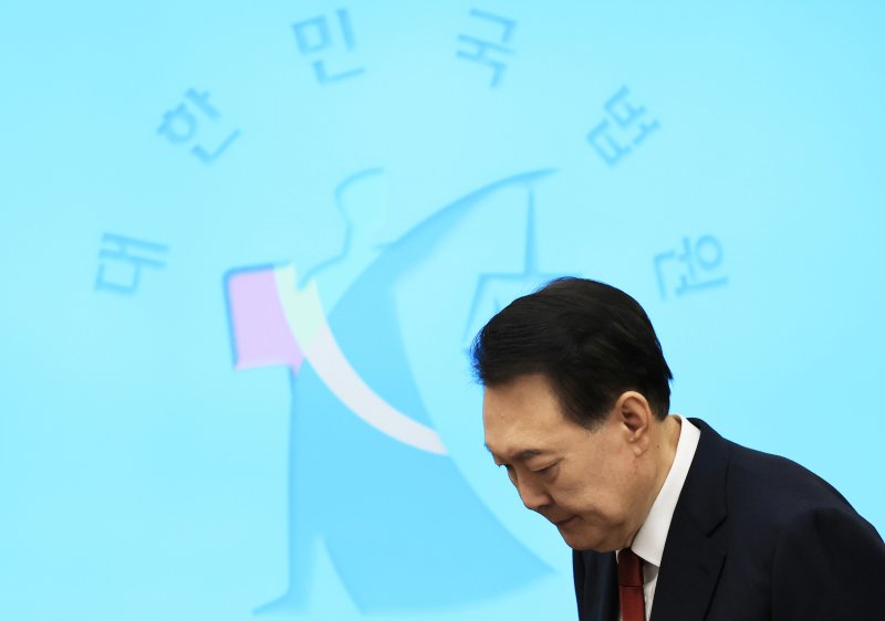 윤석열 전 대통령이 21일 서초동 서울중앙지법에서 열린 내란 우두머리 혐의에 대한 두 번째 정식 재판에 출석하고 있다. 2025.4.21/뉴스1 ⓒ News1 사진공동취재단