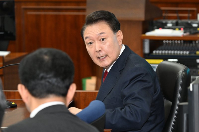 윤석열 전 대통령이 21일 서울 서초동 서울중앙지법에서 열린 내란 우두머리 혐의 형사재판 2번째 공판에 출석하고 있다. 2025.4.21/뉴스1 ⓒ News1 사진공동취재단