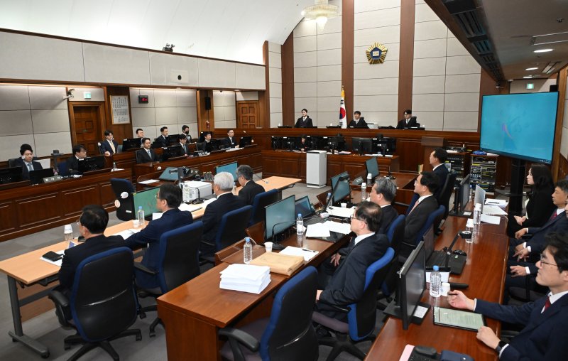 21일 서울 서초동 서울중앙지법에서 열린 내란 우두머리 혐의 형사재판 2번째 공판이 시작되고 있다. 2025.4.21/뉴스1 ⓒ News1 사진공동취재단