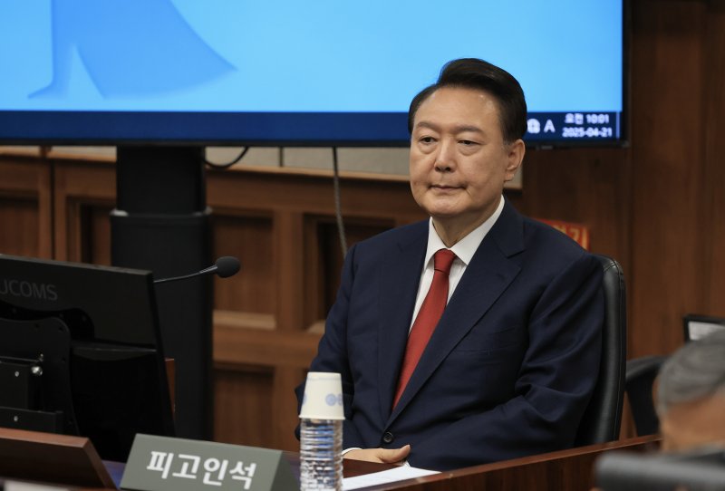 윤석열 전 대통령이 21일 서초동 서울중앙지법에서 열린 내란 우두머리 혐의에 대한 두 번째 정식 재판에 출석하고 있다. 2025.4.21/뉴스1 ⓒ News1 사진공동취재단