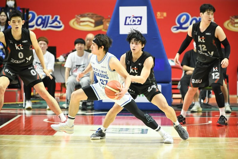 셈조세프 벨란겔과 조엘 카굴랑안 (출처=연합뉴스)